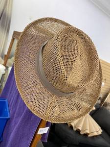 lot 8576 image: straw hat