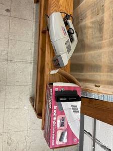 lot 8582 image: Hoover brush vac works