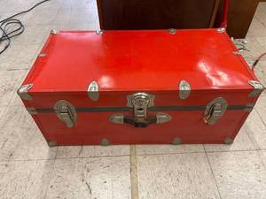 lot 8595 image: locked read trunk
