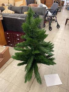 lot 8596 image: 4 foot Christmas tree