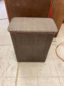 lot 8598 image: clothes hamper