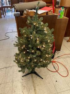 lot 8608 image: 4 foot pre lit tree