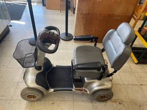lot 9000 image: invacare panther mx4 mobility scooter