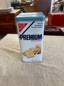 lot 9002 image: 1978 premium cracker tin