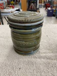 lot 9010 image: pipe tobacco jar