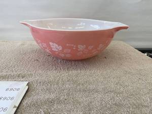 lot 9066 image: pink Pyrex 4 qt mixing bowl