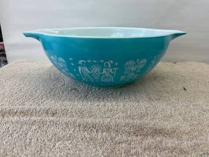 lot 9067 image: 4 qt Pyrex mixing bowl
