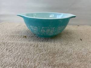 lot 9069 image: 1 12 qt Pyrex mixing bowl