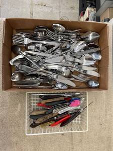 lot 9096 image: lot of heavy silverware