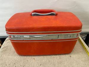 lot 9105 image: orange samsonite case