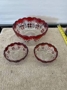 lot 9125 image: red & clear glass bowls