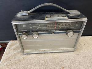 lot 9153 image: fourteen transistor radio