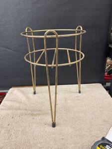 lot 9197 image: plant stand