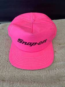 lot 9207 image: hot pink snap on hat