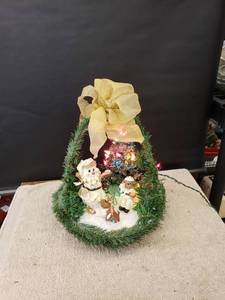 lot 9347 image: Christmas centerpiece