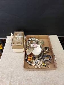 lot 9363 image: lot of estate jewelrycleaner
