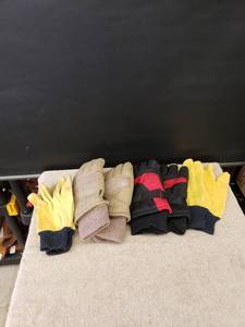 lot 9370 image: lot of gloves