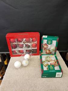 lot 9383 image: lot of Christmas ornaments