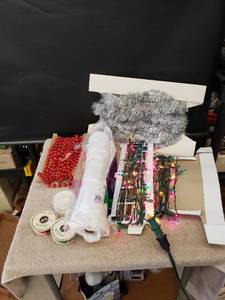 lot 9385 image: lot of Christmas decor