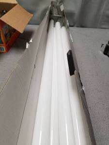 lot 25149 image: LOT OF 5 PHILIPS 40 WATT FLUORESCENT TUBE LIGHT BULBS
