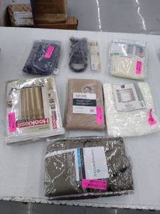 lot 60128 image: Large Assortment of Curtains & Pillow Cases