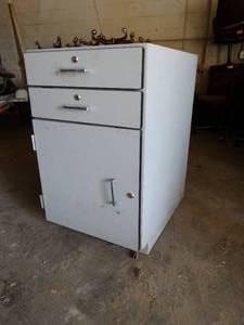 lot 1009 image: Nice Locking Cabinet wo Key  Missing Top