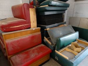 lot 1015 image: Lot of Red and Green Restaurant Booths