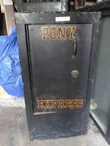 lot 1047 image: Metal Cabinet