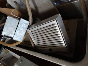 lot 1122 image: 2 - Small Wash Basins