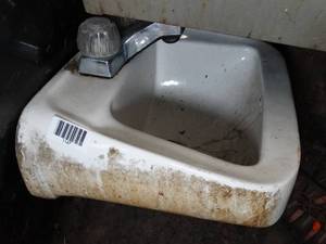 lot 1147 image: Small porcelain sink