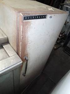lot 1270 image: Kelvinator Vintage Refrigerator