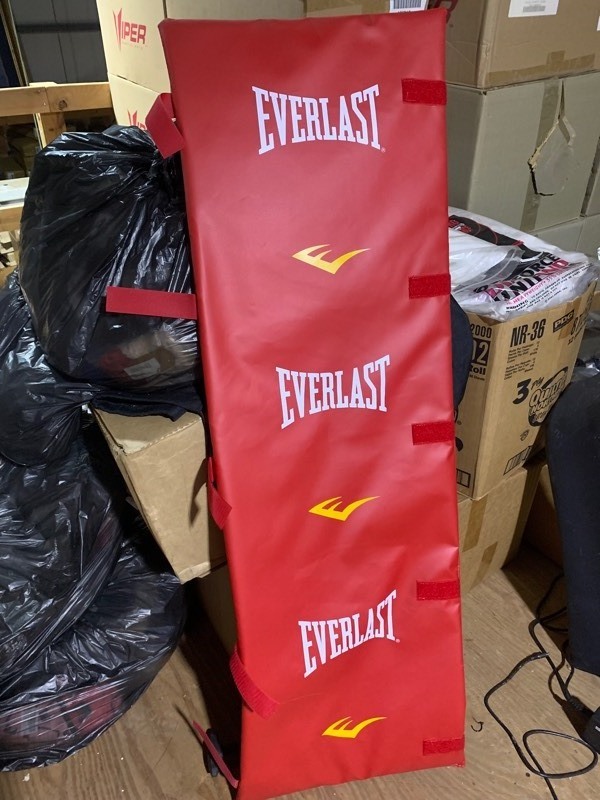 lot 317 image: Never Been Used Everlast Boxing Padded Pole Protector Training Pad  2x5