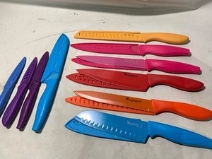 lot 17 image: 10pc Michelangelo Colorful Knife Set w Guards