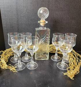 lot 185 image: Glass Decanter and (7) Drink Glasses