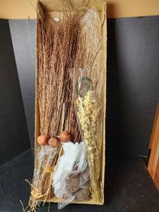 lot 279 image: Dried Flowers for Decorating (located in basement)