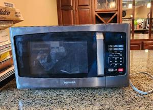 lot 305 image: Toshiba Microwave Oven Model EM925A5A-BS, Mfg. 122020 (located in basement)