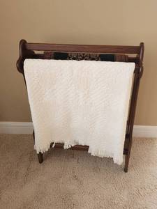 lot 500 image: Quilt Rack with (2) Quilts and Table Runner