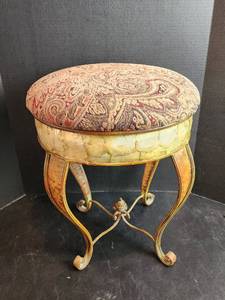 lot 534 image: Vanity Stool