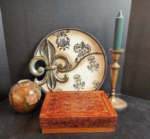lot 537 image: Home Decor
