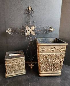 lot 538 image: Home Decor
