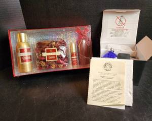 lot 556 image: NIB La-Tee-Dai Effusion Lamp and NIB Claire Burke Christmas Memories Home Fragrance Set