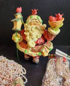 lot 559 image: Christmas Decor