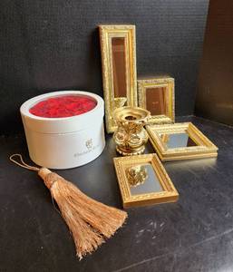 lot 560 image: Home Decor