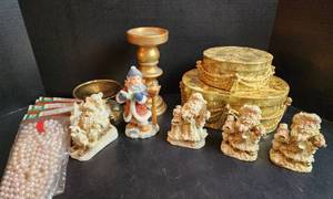 lot 562 image: Christmas Decor
