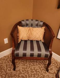 lot 585 image: Vintage Chair and Pillow