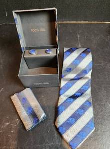 lot 593 image: NIB 100% Silk Tie Set
