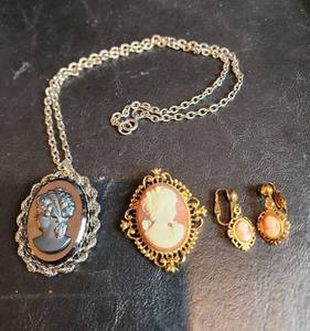 lot 599 image: Cameo Jewelry