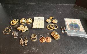 lot 602 image: Earrings (pierced and clip-on)