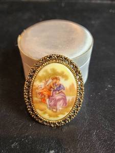 lot 603 image: Vintage Gold Tone Victorian Porcelain Courting Couple Garden Ceramic Cameo Brooch Pin (Made in France)