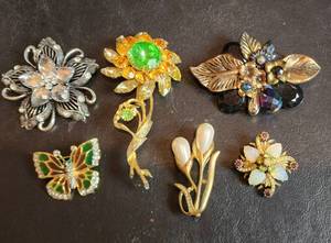 lot 604 image: Brooches